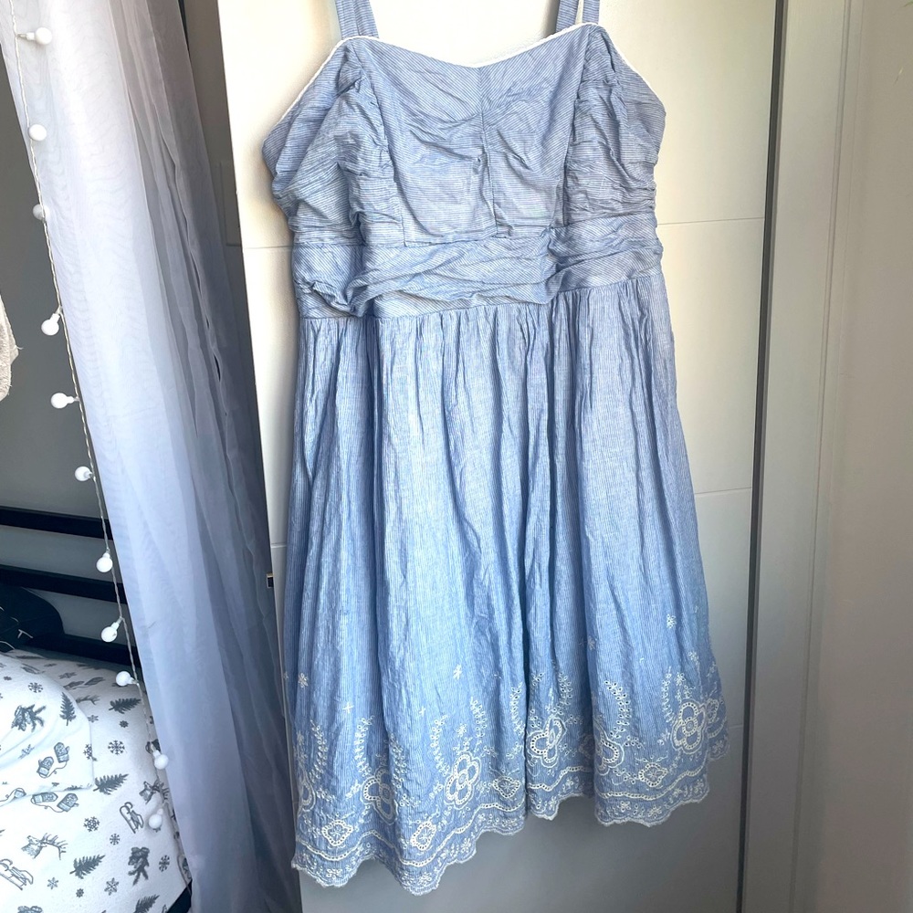 (Size 18) Plus size dress with floral embroidery